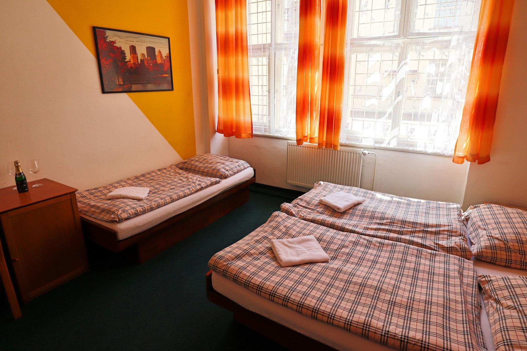 A Plus Hostel - Centrum Прага Екстериор снимка