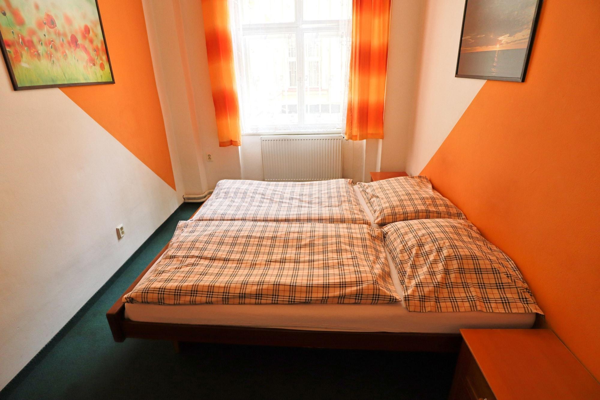 A Plus Hostel - Centrum Прага Екстериор снимка