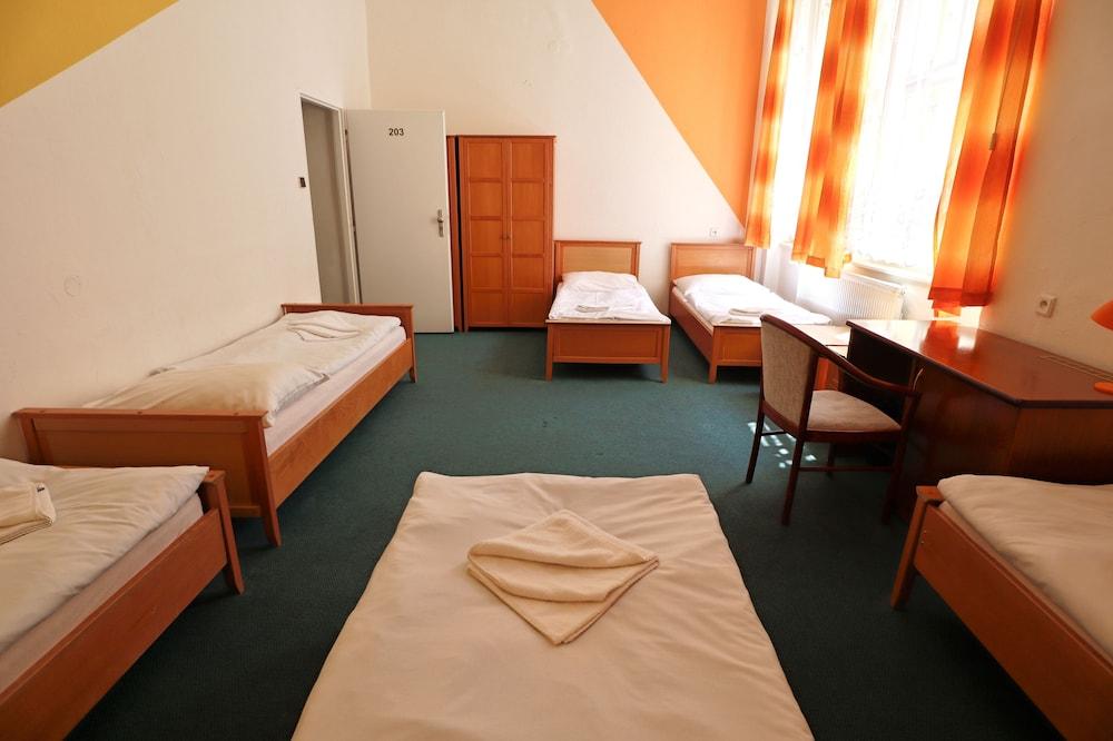 A Plus Hostel - Centrum Прага Екстериор снимка